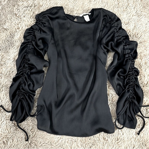 H&M Tops - H&M Ruched Sleeve Top